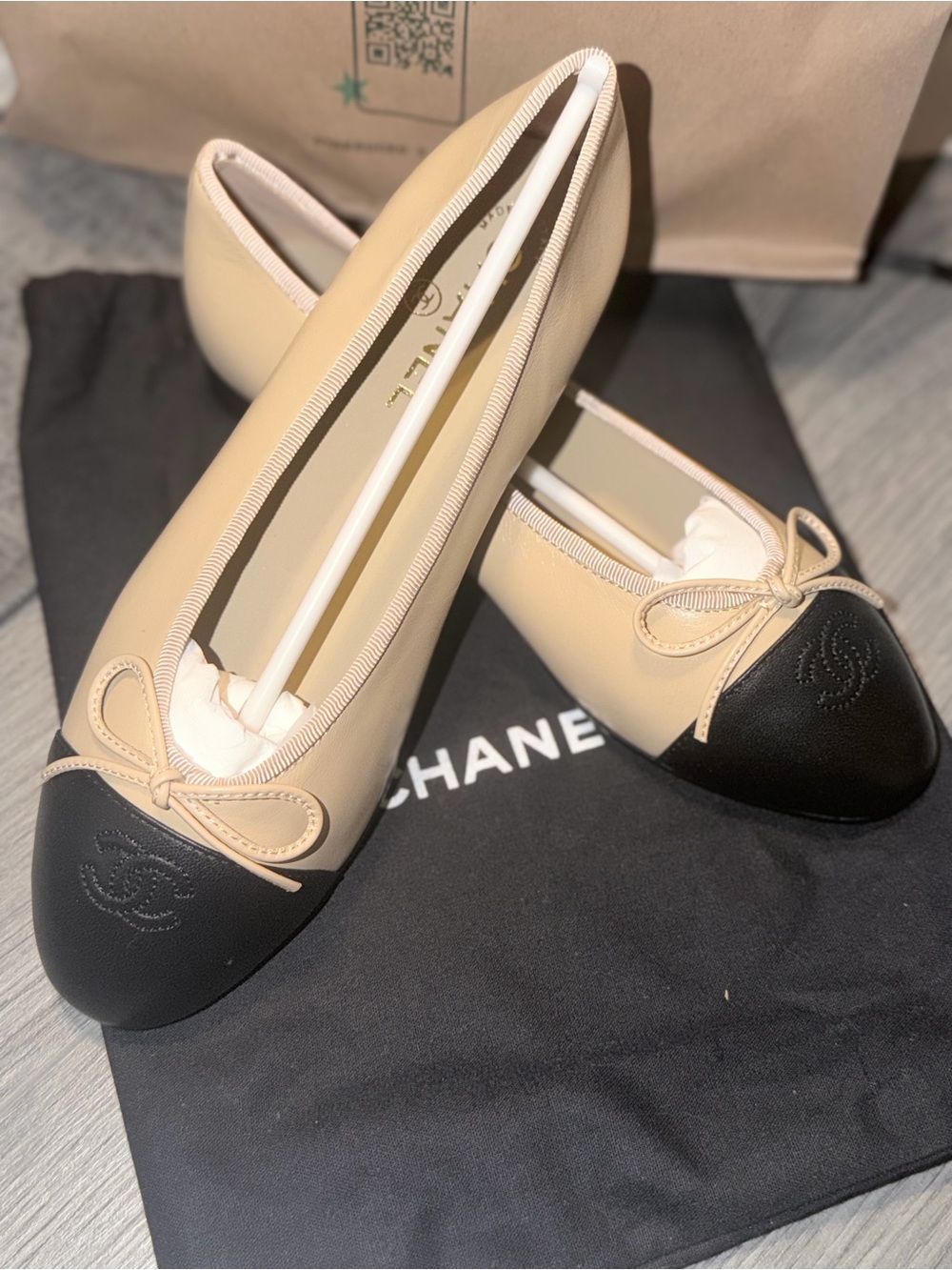 Fashion Two-Tone Beige and Black Cap-Toe Ballet Flats
